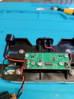 Płytka drukowana ładowarki robota sprzątającego XIAOMI z zaznaczoną diodą.
