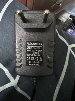 Zasilacz AC/DC model CJ-1220 z napięciem wyjściowym 12V.
