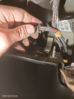 Opel/Zafira A/2001 - Co to za wtyczka za schowkiem?