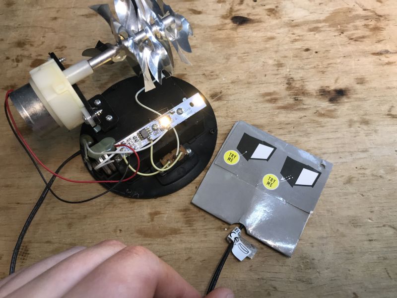 Wnętrze ozdobnego mini kominka LED z silnikiem i mechanizmem odbłyskowym.