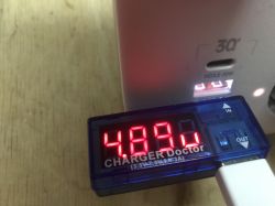 Voltage Measurement of USB Port in LDNIO SEW3452 Power Strip Electronic voltmeter displaying 4.89V connected to a USB port of the LDNIO power strip.