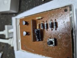 Zbliżenie na płytkę PCB z rezystorami, diodami, przyciskiem i oznaczeniem 803A