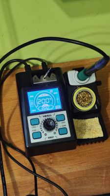 Stacja lutownicza YIHUA 982 z cyfrowym wyświetlaczem ustawiona na 200°C
