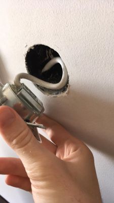 Montaż gniazda r TV w puszce w ścianie, metalowe łapki, haki, co robić.