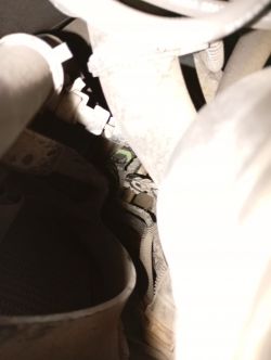 Zdjęcie wnętrza komory silnika samochodu Opel Astra F z widocznymi odpiętymi kablami.