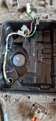View of the interior of the pump casing with electrical wires in a Peugeot 308 SW car.