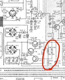 Fragment schematu elektronicznego z zaznaczonymi dwoma rezystorami w układzie stabilizatora.