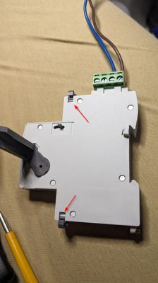 Rear view of device with clips Back of a device with two clips and connected wires