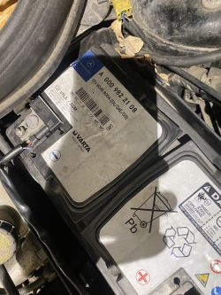 Wymiana akumulatora AGM w Mercedesie W176 - czy zwykły aku o podobnych parametrach?