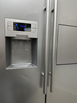 Zamrażarka i lodówka Samsung RSH5PHTS z wyświetlaczem i dozownikiem.