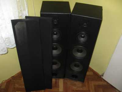 Czy ktoś rozpozna co to za kolumny na podstawie fotografi ?