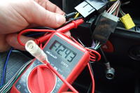 Radio Alpine nie włącza się przy wyłączonym zapłonie