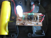 Lampa solarna z diodą LED - dlaczego świeci za dnia?