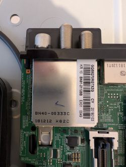 Płyta elektroniczna z oznaczeniami i złączami, w tym BN91-21128B.