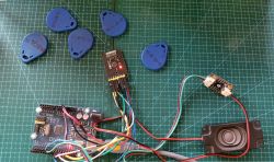 RFID Arduino setup with sound module and tags Arduino setup with RFID, MP3 modules and labeled blue tags on a measurement mat