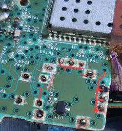 Płyta drukowana z czerwonymi ścieżkami między punktami.