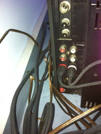 Jak wyciszyć szumy w kolumnach B-W przy podłączeniu do wzmacniacza z wieży?