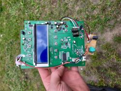 Płytka PCB z wyświetlaczem LCD i elementami elektronicznymi trzymana w ręce
