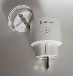 Girier EU Power Monitoring Plug Girier brand EU Power Monitoring Plug with visible power button.