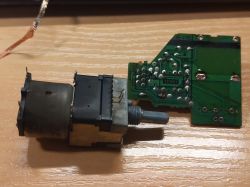 Potencjometr z napędem oraz płytka PCB na stole