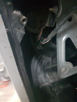Złączka w Renault Megane III 1.5dci przy lewym nadkolu - do czego służy?