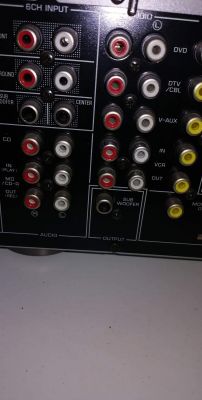 Czy Yamaha RX-V350 amplituner ma wejście AUX do muzyki z telefonu?