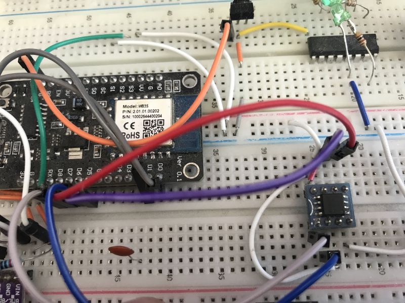 Test setup with W25Q32 Flash memory on an adapter Prototype board with a microcontroller and a soldered W25Q32 Flash memory on a DIP adapter, connected to the microcontroller’s GPIO pins with wires.