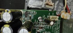 Uszkodzony obszar PCB z przypalonymi ścieżkami wokół L503 i brakującymi komponentami