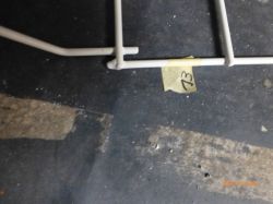 Część kosza zmywarki oznaczona taśmą z numerem 73.