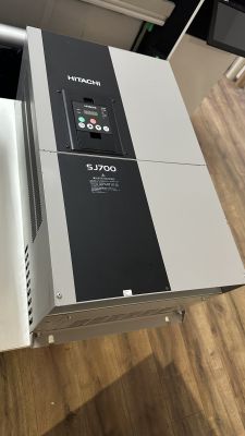 Falownik Hitachi SJ700-750HFEF2 o mocy 75 kW na drewnianej podłodze.