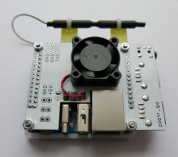 Zbliżenie na płytkę rozszerzeń z wentylatorem dla Orange Pi Zero 3