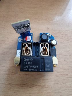Electronic module with BK7231N chip on a wooden background.