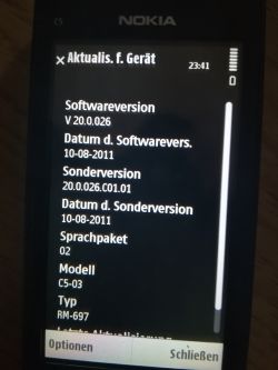 Ekran telefonu Nokia C5-03 z informacjami o wersji oprogramowania.