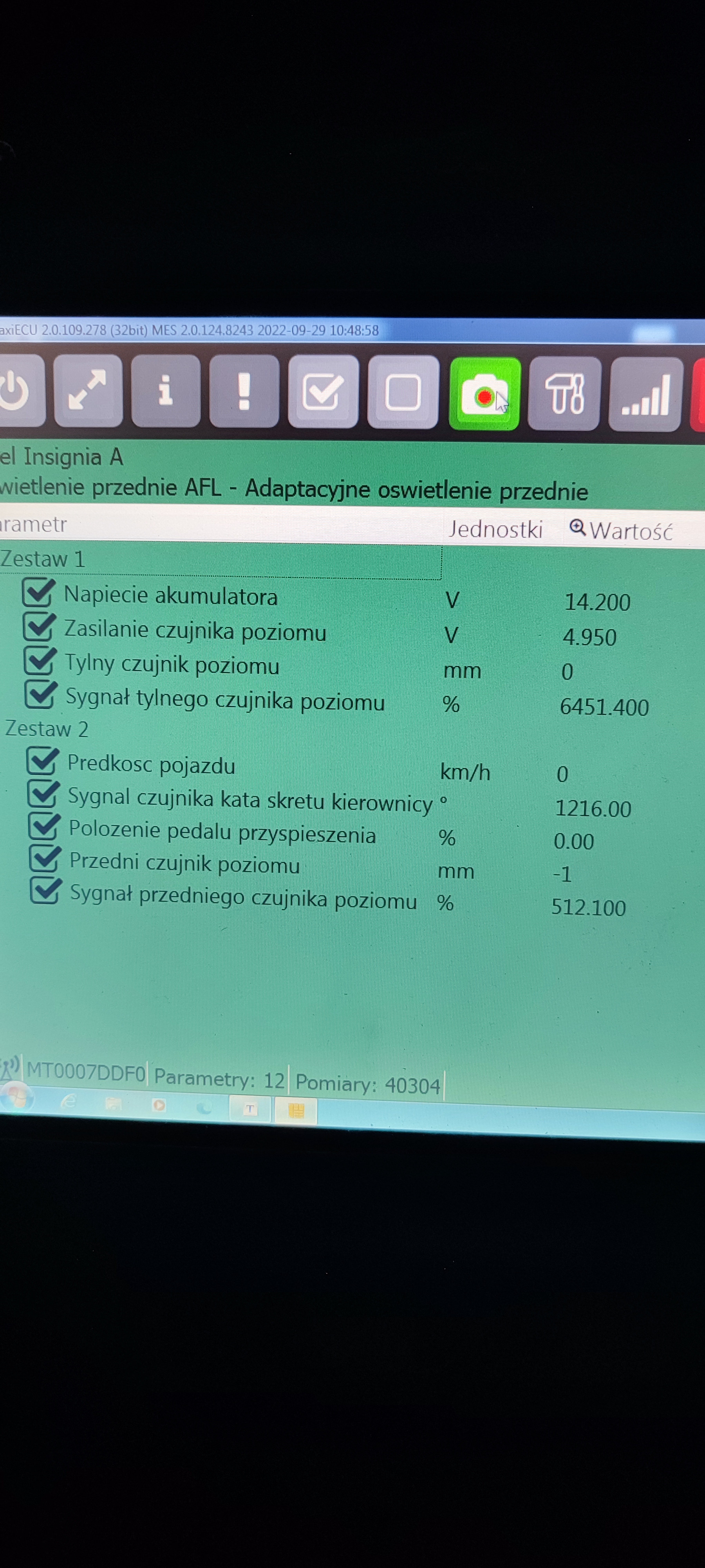Opel Insignia - poziomowanie Xenonów, świeca zbyt blisko