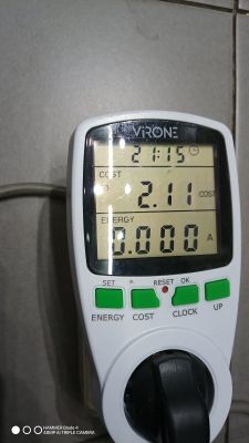 Watyomierz VRONE z wyświetlanym kosztami energii 2.11 i prądem 0.000 A.