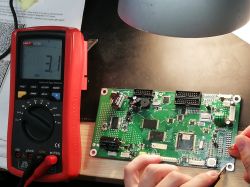 Miernik UT70B pokazuje 3,1 Ω podczas pomiaru płyty głównej STB-2177-4
