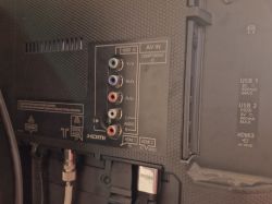 Złącza AV, HDMI, USB i komponentowe z tyłu telewizora.