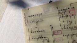 Fragment płytki PCB Unitra/Toral z otworami i ścieżkami; widoczny napis „DHU 0922/00”.