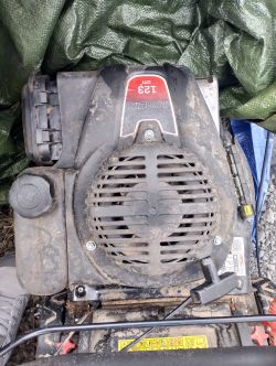 Silnik kosiarki z osłoną rozrusznika i naklejką Loncin 123 cm³, widok z góry