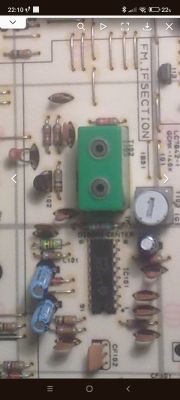 Zbliżenie na płytkę drukowaną z komponentami elektronicznymi.