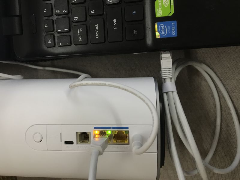 Router ZTE G5 Ultra MC8512 połączony kablem Ethernet do laptopa