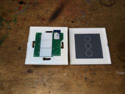 Interior of AVATTO TS02-EU-W3 Switch with CB3S Module Interior of AVATTO TS02-EU-W3 light switch with visible CB3S module.