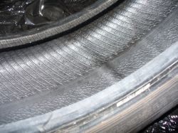 Na zdjęciu wnętrze opony Semperit Speed Grip 5 z widocznym wybrzuszeniem.