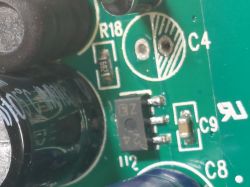 Zbliżenie na płytkę drukowaną z elementami elektronicznymi, w tym kondensatory i mikroprocesor.