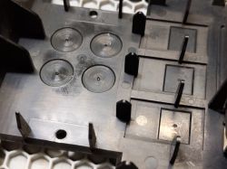 Plastikowa obudowa z okrągłymi i kwadratowymi wzorami z wypustkami.