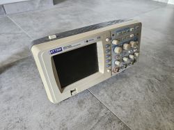 Oscyloskop cyfrowy Atten ADS1022C z wyświetlaczem LCD i panelami sterującymi.