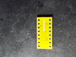 Żółta płytka PCB z napisem DATAFLASH i podwójnym rzędem otworów