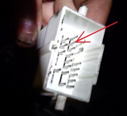 Zdjęcie białej wtyczki z oznaczonym pinem.