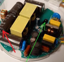 Zbliżenie na płytkę elektroniki lampy, kondensatory oznaczone strzałkami