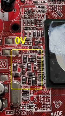 Zbliżenie czerwonej płytki PCB z żółtym polem i napisem „0V” przy elementach SMD